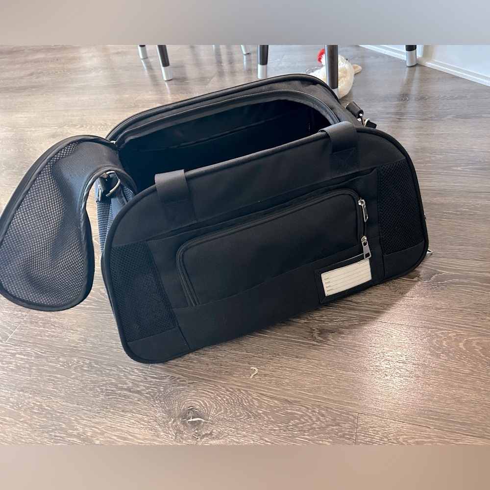 Pet travel bag.